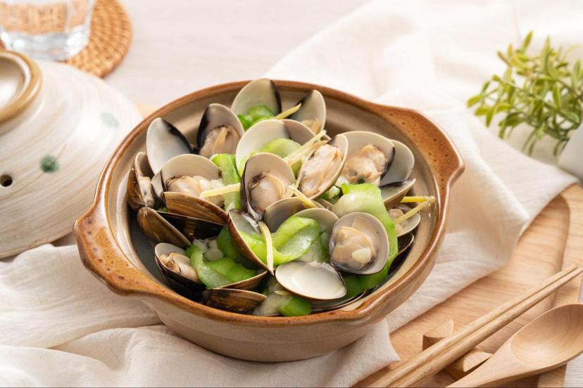 絲瓜蛤蠣是台灣常見的家常菜之一。 圖／shutterstock
