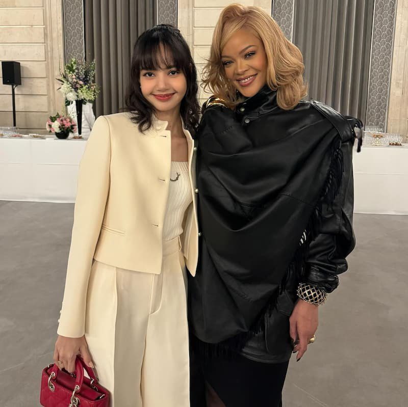 BLACKPINK Lisa 身穿 Dior 米白色套裝、手拿 Dior Lady D-Joy 微型手袋與蕾哈娜（Rihanna）合照。
圖片來源：lalalalisa_m@Instagram