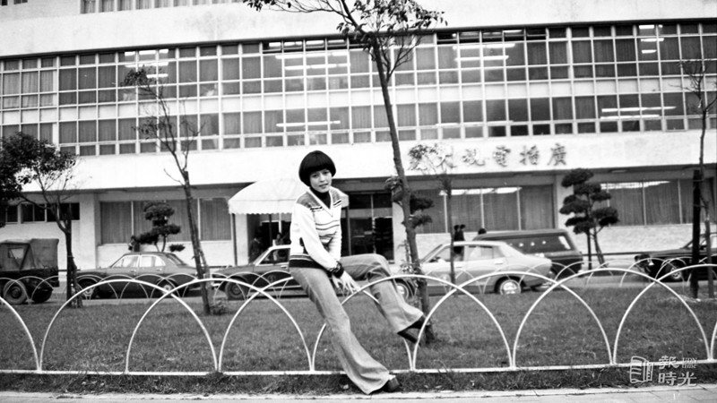 一少女照，攝於廣播電視大廈前。圖／聯合報系資料照 (1977/02/11 高鍵助攝影)