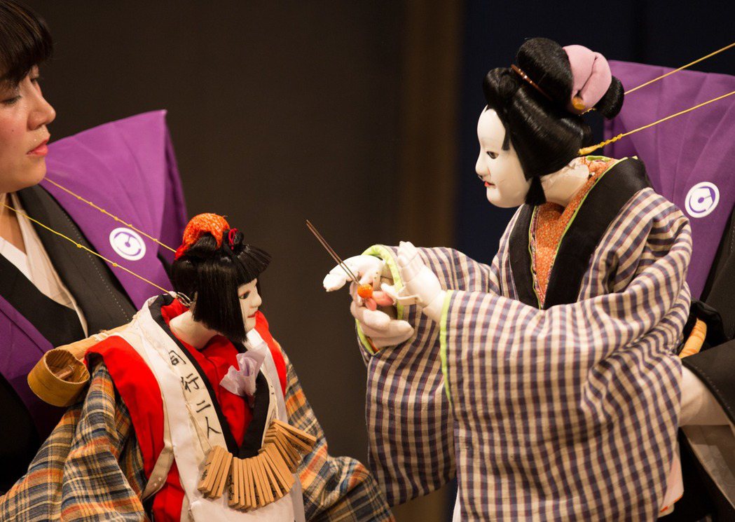 「文樂」為日式人偶劇，在明治時代的花街發展出由女性演出。高雄衛武營國家藝術中心5...
