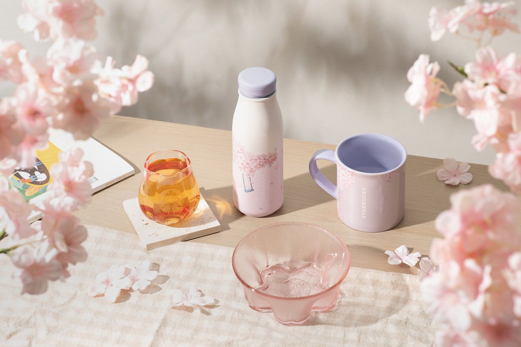 線上門市新品部分，同樣運用粉色或是淺紫色描繪出繽紛春日櫻花美景，有杯身櫻花花瓣點...