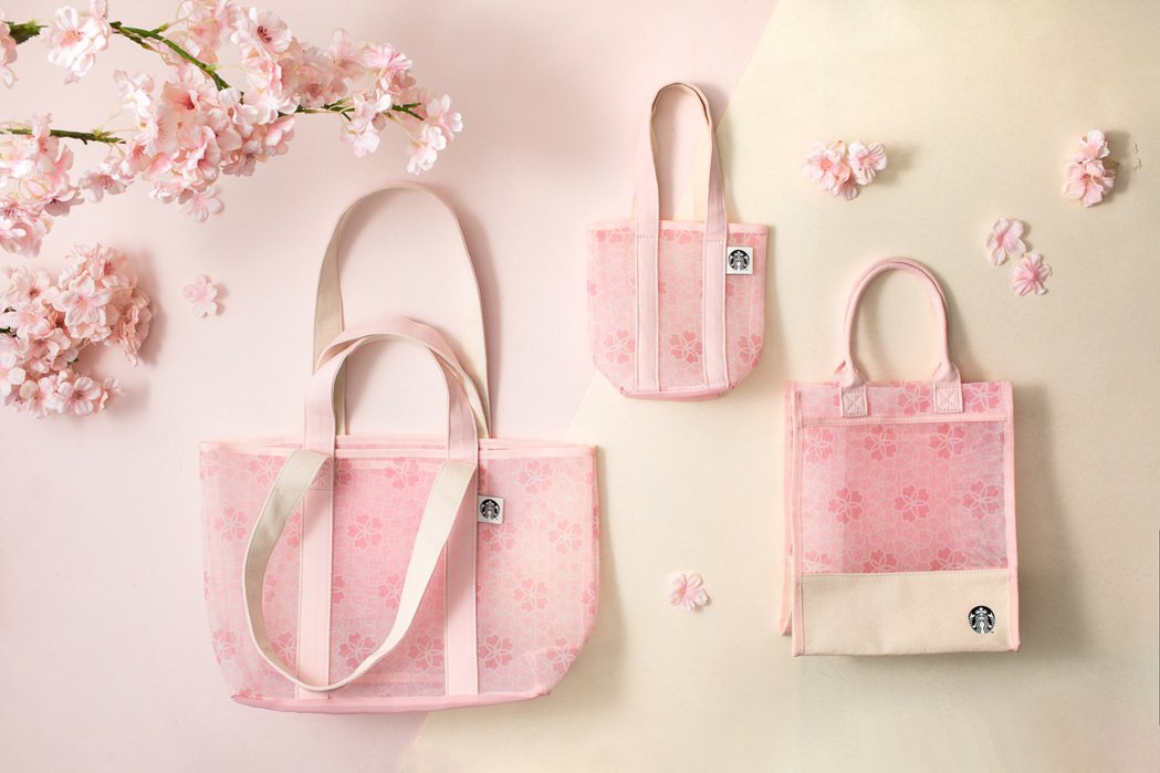 星巴克本季以櫻花系列推出暢銷提袋，包含以網布材質搭配優雅粉色櫻花設計及經典星巴克...