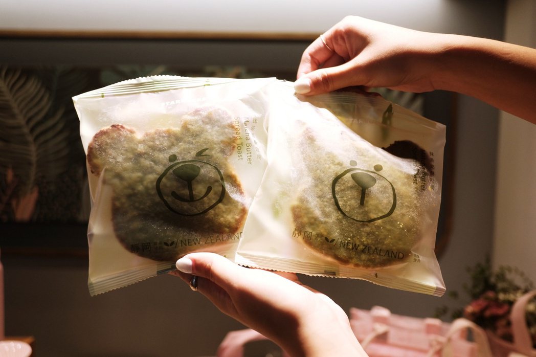 使用靜岡抹茶的抹茶奶酥吐司，有兩種不同小熊表情包裝。photo by elif ...