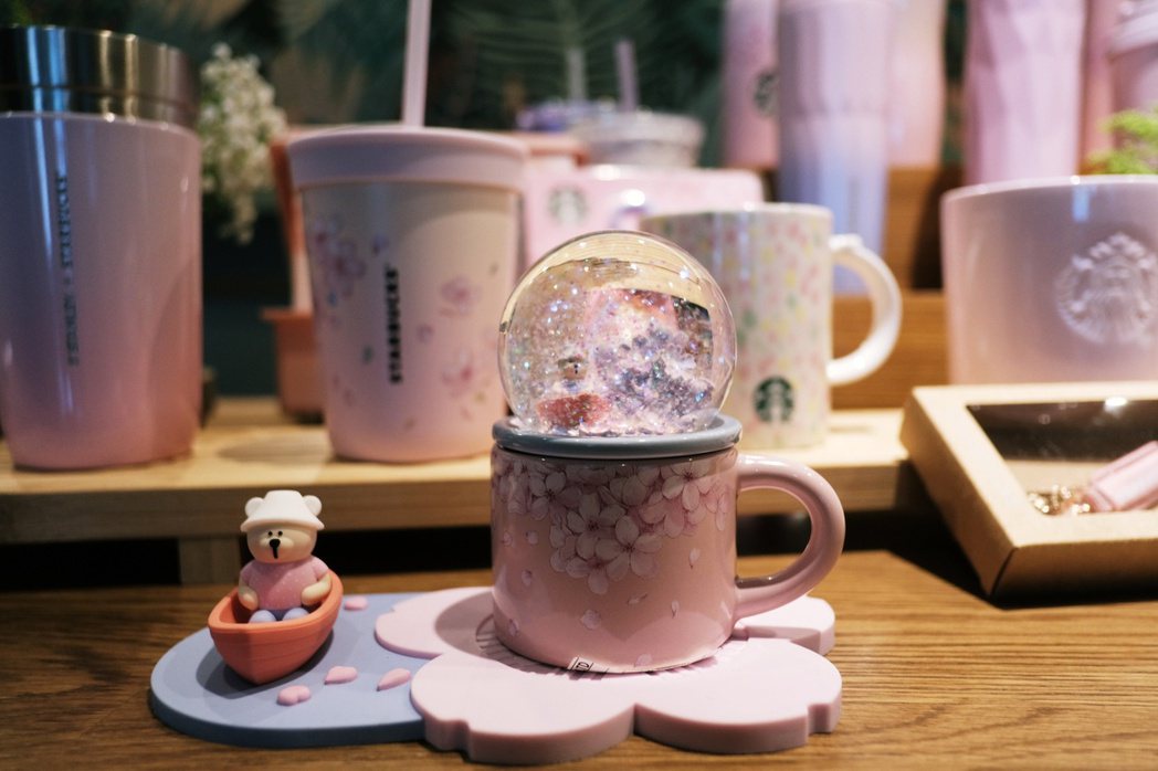 濃縮咖啡杯杯蓋還有小雪花的樂趣。photo by elif chan