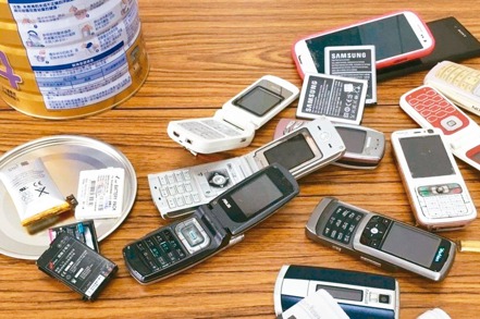 舊手機電腦回收再維修，整新後重新銷售，是循環經濟中關鍵的一里路。 圖／聯合報系資料照片
