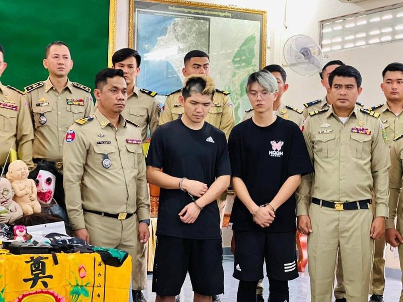 網紅晚安小雞（左）、阿鬧（右）赴柬埔寨直播宣稱在詐騙園區，被柬國警方以涉嫌散佈不實訊息帶回調查，在記者會被上銬下跪道歉，稱影片造假。記者李奕昕／翻攝