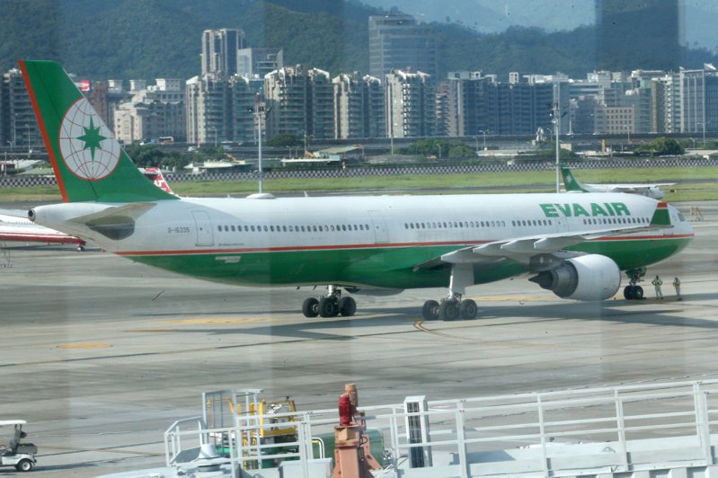 長榮航空今天下午1架羽田到松山班機有孕婦在機上分娩，班機已降落，母子均安。示意圖，非新聞所指班機。本報資料照片