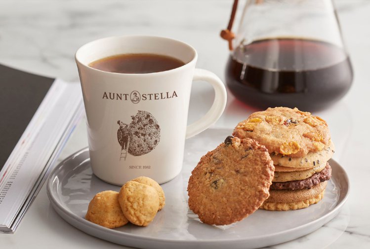 「Aunt Stella詩特莉」於補班日將發送免費咖啡，還可加贈免費手工餅乾。圖／Aunt Stella提供