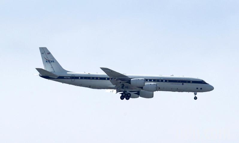 美國太空總署一架DC-8飛機，今天到台灣南部低空繞行，機尾可以清楚看見「NASA」的標誌。記者劉學聖／攝影