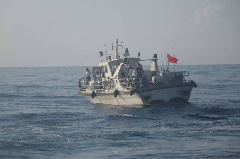 一艘懸掛五星旗的大陸籍海釣船2016年5月出現在澎湖七美近海釣魚。記者王勇超／攝影