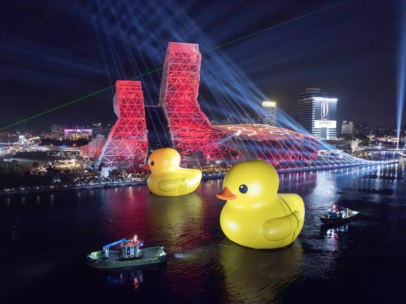 春節期間黃色小鴨搭配高雄流行音樂中心紅色燈光。圖／高雄市觀光局提供