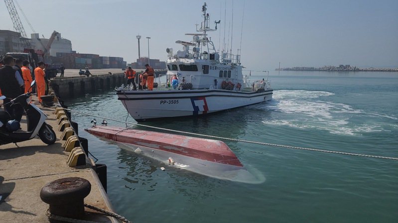 大陸漁船翻覆致2死案，點燃大陸輿論對台灣的怒火。圖為金門海巡隊將翻覆的大陸漁船拖回料羅碼頭，海巡署派專案小組抵達金門，對船隻蒐證勘驗。（記者蔡家蓁/攝影）