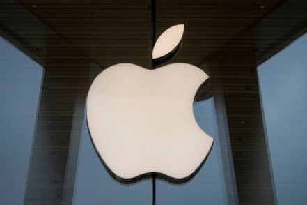 最新申報文件顯示，「股神」巴菲特的波克夏公司上季減持蘋果公司股票，乍看下，對這個科技巨人來說又是一大打擊。路透