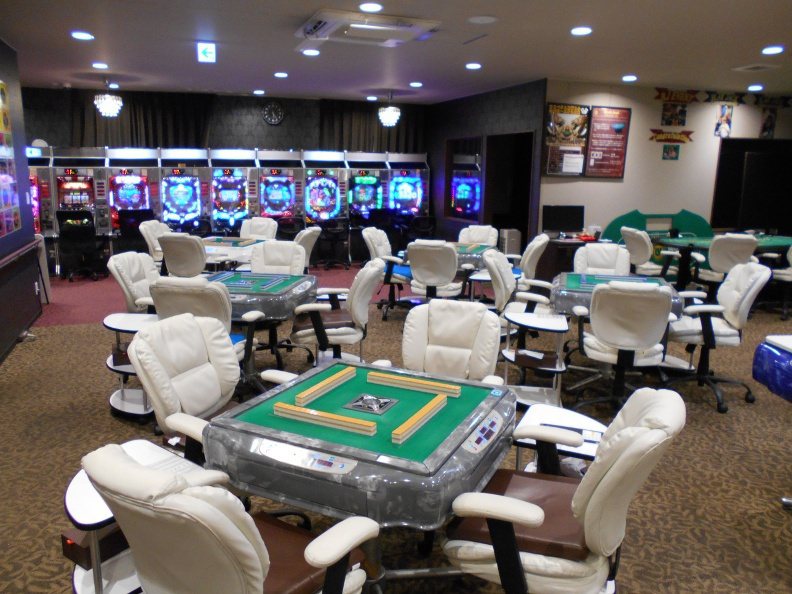内部装潢比照美国赌城拉斯维加斯，大厅里有五、六张被沙发椅围绕的麻将桌，角落还有一整排吃角子老虎机。Day Service Las Vegas提供(photo:UDN)