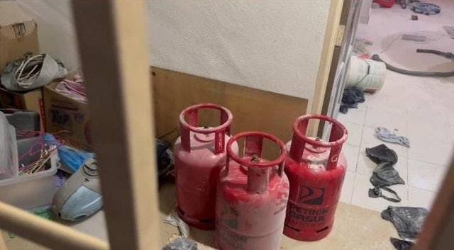 男子搬來3罐石油氣罐，揚言用打火機引爆石油氣，要與母親共赴黃泉。（網上圖片）