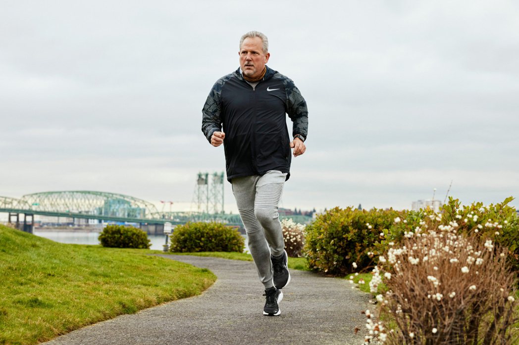 Bob分享自己使用Apple Watch追蹤心臟狀況，並在持續運動後，獲得健康上...