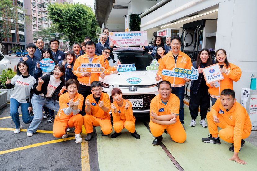 裕隆集團移動服務事業群員工開車來加油，一起支持陽光加油站。 圖／江建泰攝影