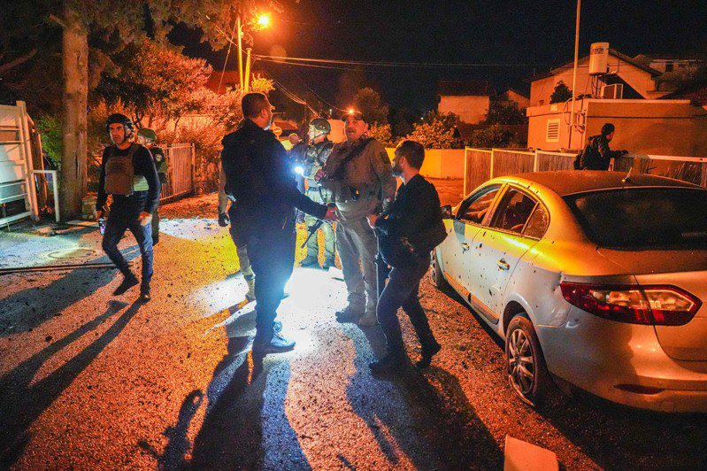 (240215) -- KIRYAT SHMONA, Feb. 15, 2024 (Xinhua) -- Israeli security forces work at the scene of a rocket attack from Lebanon in Kiryat Shmona, northern Israel, on Feb. 15, 2024. Hezbollah fired on Thursday evening dozens of rockets on Kiryat Shmona, a city in northern Israel, to retaliate Israel's deadly attacks on Lebanon's southern city of Nabatieh, the Lebanese armed group said in a statement. (Ayal Margolin/JINI via Xinhua) 新華社