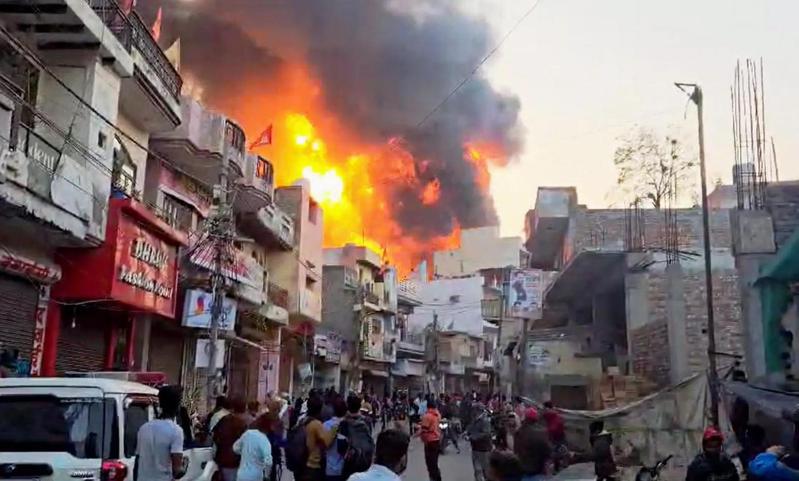 印度德里首都轄區北部市集的一座倉庫昨天傍晚發生火災，截至今天上午，已確定造成11人死亡，另有2名工人下落不明。圖／取自X(@印度時報)