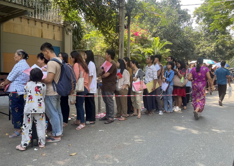 緬甸軍政府近日宣布實施徵兵令後，許多年輕人紛紛設法離開緬甸，泰國駐仰光大使館外頭今天就出現1000多人排隊申請簽證的人龍。圖為人們在緬甸仰光的泰國皇家大使館外排隊領取簽證令牌。歐新社