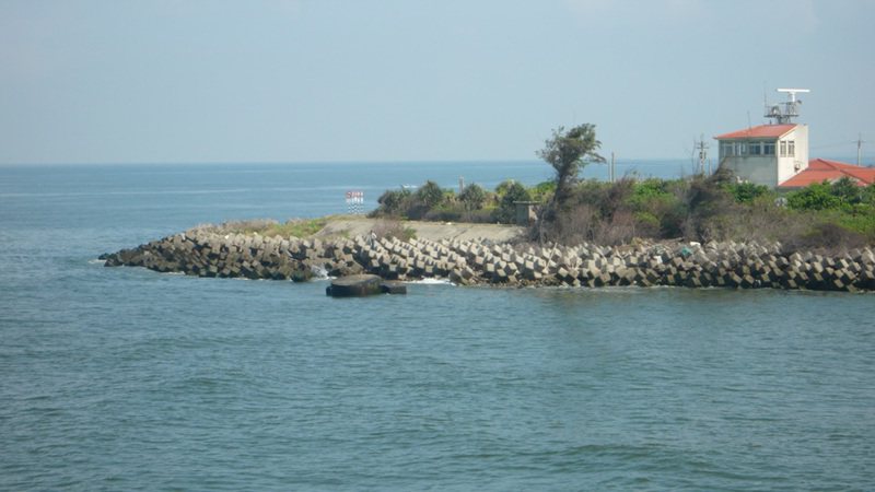 2009年台南社大紀錄崗哨碉堡的狀況，更大面積沒入海中。圖／台南社大提供