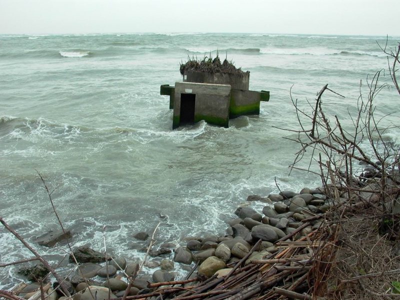 2008年沙灘流失，崗哨碉堡已泰半沒入海中，海岸線明顯後退。圖／台南社大提供