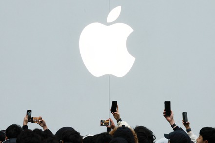 蘋果在中國大幅調降iPhone 15手機價格，刷新官方旗艦店歷史最低價。 歐新社