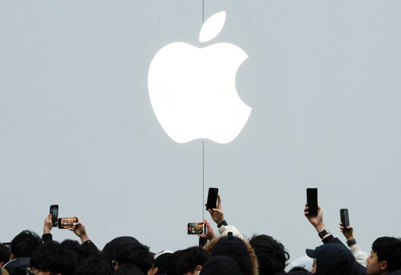 外媒傳出蘋果折疊機研發計畫遭到擱置。歐新社