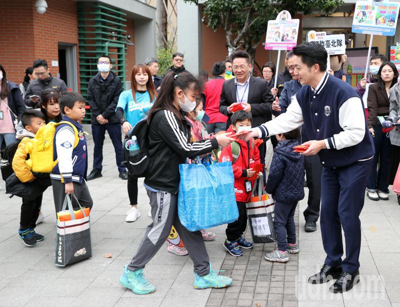 全國中小學上午開學，台北市長蔣萬安參加台北市南港東新國小開學日活動，他先在門口發放學校準備的紅包給小朋友。記者曾吉松／攝影