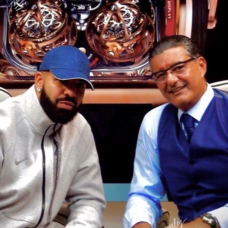 饒舌樂手、「迷因」圖名人Drake（左）與品牌創辦人、珠寶設計師Jacob Arabo一同合影。圖／翻攝自 IG @ jacobandco