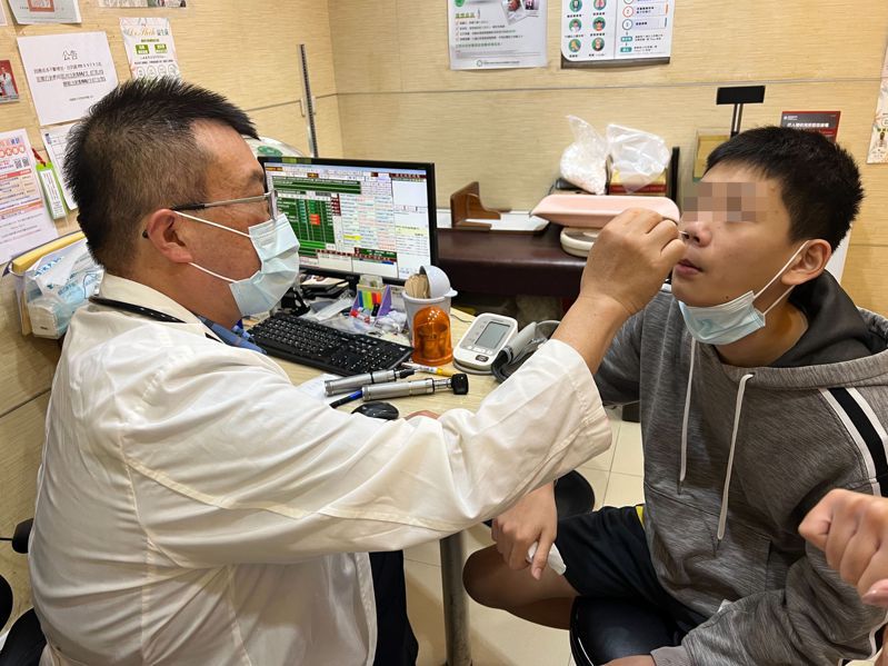 醫師施勝桓（左）觀察，因為過年群聚，昨天門診大爆滿，就診病患一篩就是流感、新冠確診。圖／施勝桓提供