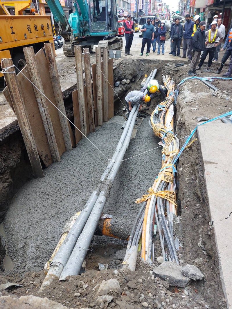 議員黃淑君表示，新北市近期因工程開挖，導致地下管線破損、水管漏水事件頻傳，造成人民生活極大不便。圖／黃淑君提供