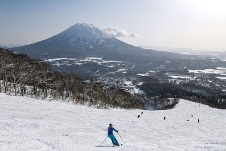 日本滑雪聖地二世谷的物價和薪資均高，可能提供日本追求經濟成長的寶貴經驗。彭博資訊