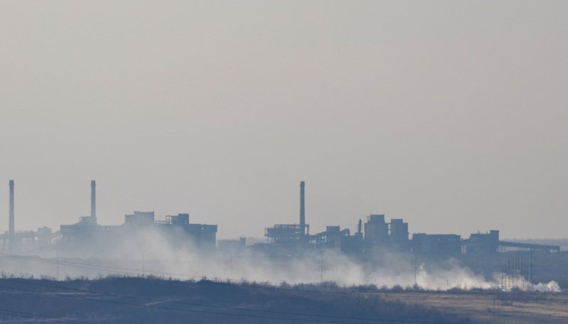 阿夫迪夫卡的阿夫迪夫卡焦炭与化工厂附近15日可见到烟雾升起。路透(photo:UDN)