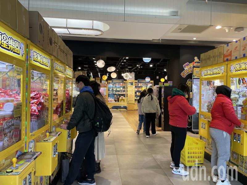 新竹市「晶品城」商場一樓的大型夾娃娃機店的客人不少，因商場將閉館也將隨之歇業。記者張裕珍／攝影