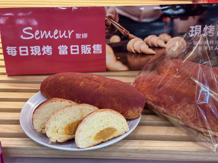 7-ELEVEN推出韓國流行的擬真麵包「紫薯地瓜麵包」，於7-ELEVEN 300間聖娜複合店限定販售，售價42元。圖／7-ELEVEN提供