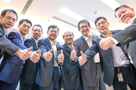 是方經營團隊在董事長吳彥宏(左四)及總經理劉耀元(右四)帶領下，去年營收、獲利再度刷新歷史新高紀錄。 是方／提供