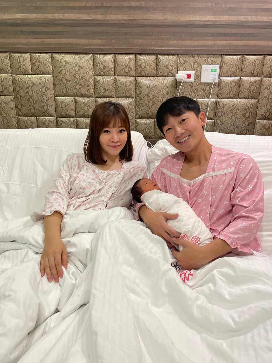 蔡昌憲(右)與老婆Vivian迎接女兒出生。圖／摘自臉書