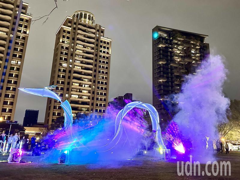 竹北燈會主燈「天光漫舞」以龍型舞動，搭配科技感設計，呈現竹北城市特色。記者巫鴻瑋／攝影