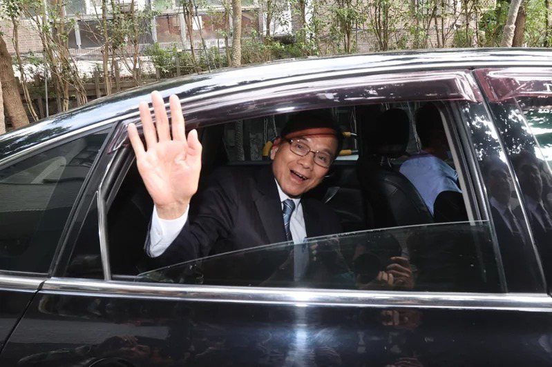 游錫堃2月1日爭取連任立法院長失敗後，即辭去立委職務，搭車離去前向媒體揮手道別。...