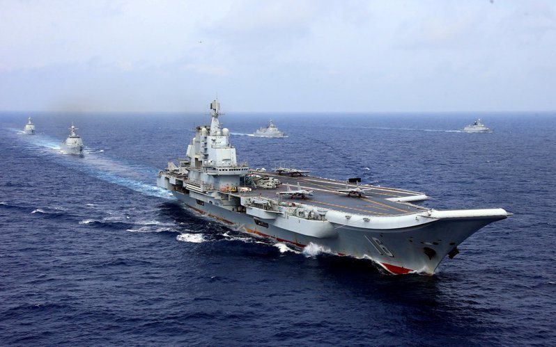 共軍海軍近年成長迅速，圖為大陸航母遼寧號。路透社資料照