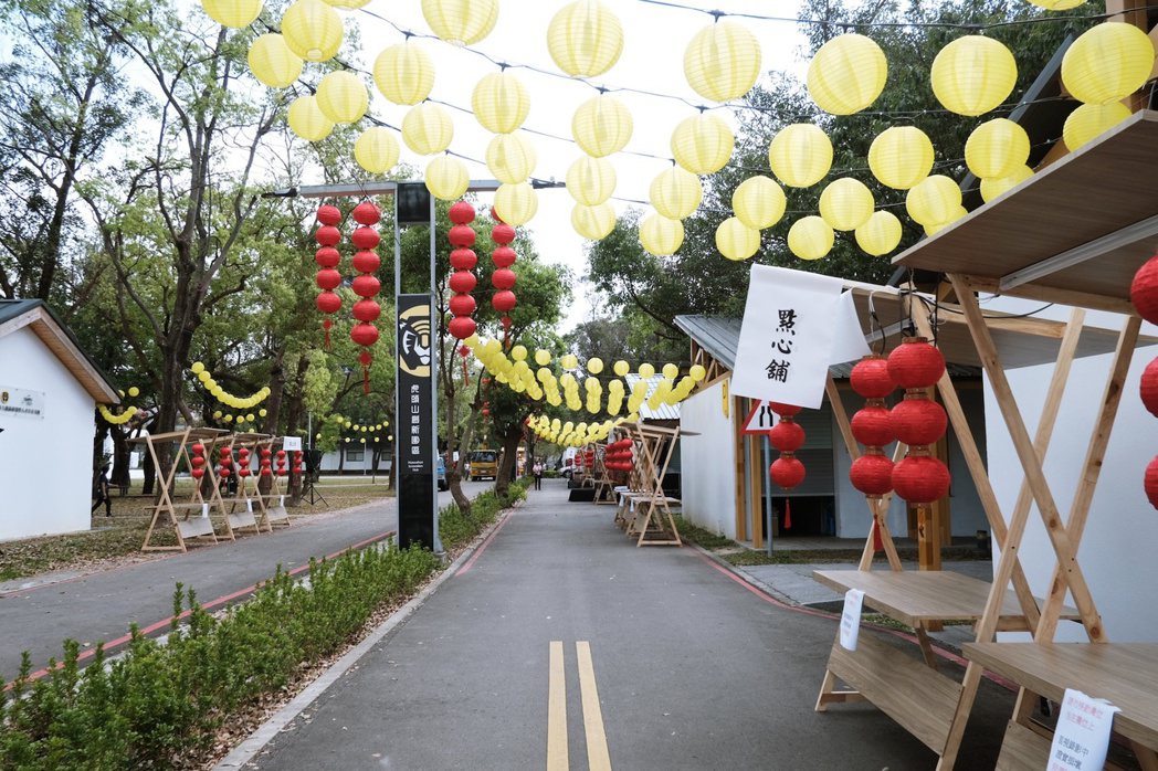 虎頭山燈區設置傳統文化市集，搭配漢服體驗。photo by elif chan