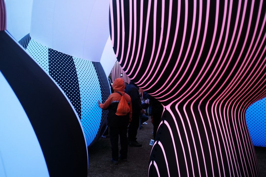 澳洲Eness作品是一個巨大可走入式的燈飾，photo by elif chan