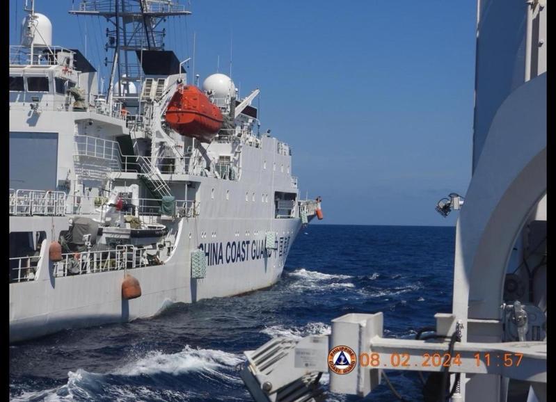 菲律賓指控，中國海警船近日在黃岩島附近海域四度危險阻擋在附近巡邏的菲國船隻。（歐新社）
