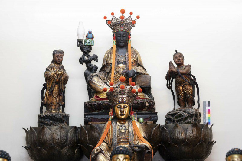 上層三尊神像「普濟寺鎮殿觀音與善財龍女佛像組」獲指定為嘉市一般古物。圖／嘉市文化局提供