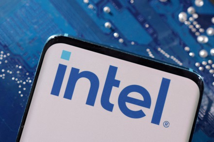 美國拜登政府傳出正與英特爾（Intel）討論提供逾100億美元的補助金。  路透