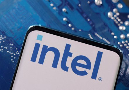 英特爾（Intel）傳出正在與美國政府討論晶片廠補助方案，金額逾100億美元。  路透