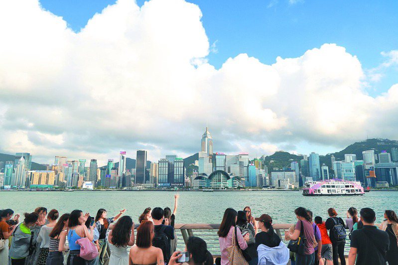 香港政務司司長陳國基17日表示，目前大陸有49個城市的居民可以赴港自由行，目前正與大陸商討增加開放城市數目。（中新社）