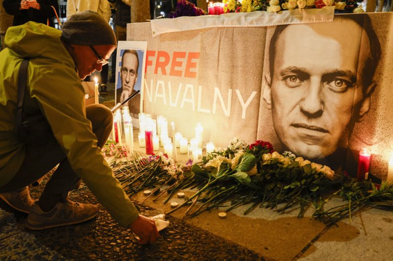 俄羅斯總統普亭頭號政敵納瓦尼16日驚傳猝死獄中。圖為民眾上街獻花哀弔致意。美聯社
