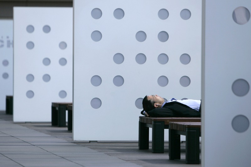 2021年經濟合作暨發展組織（OECD）)統計33個先進國家，日本以平均7個小時又22分鐘的睡眠時間墊底。路透